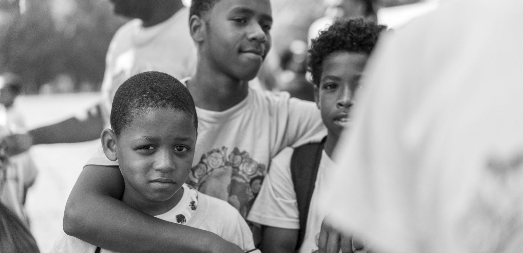 Nyon, 15, (center) a counselor at Gathers and rec center regular, bonds with younger kids during a field trip to Fairmount Park. (Jessica Kourkounis for Keystone Crossroads)