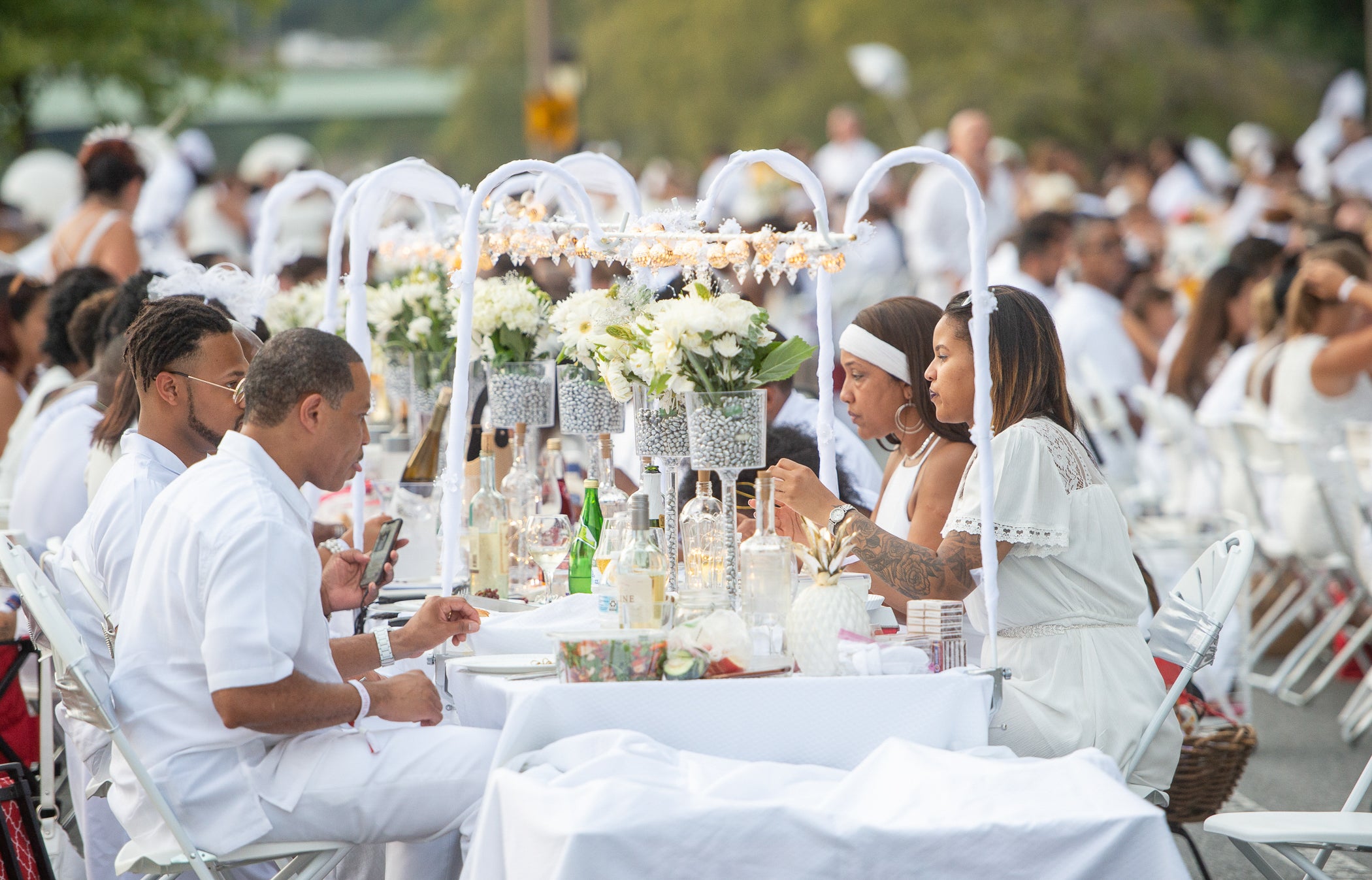 Philly S Boathouse Row Hosts 6 000 For Diner En Blanc Whyy