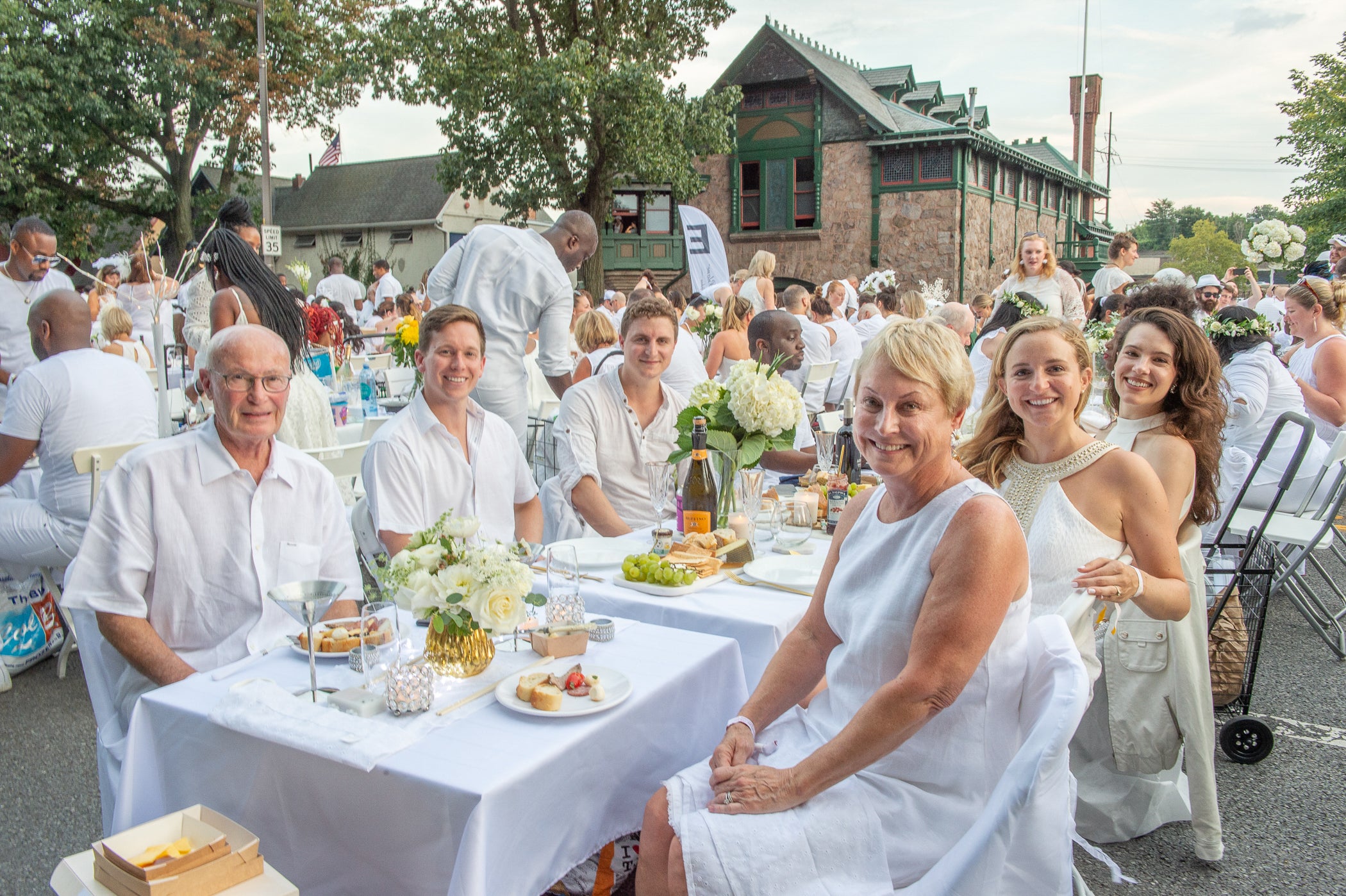 Philly's Boathouse Row hosts 6,000 for Dîner en Blanc WHYY