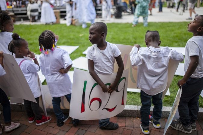 Hundreds gather at the President’s House on Independence Mall to commemorate the 400th anniversary of the first arrival of enslaved Africans. (Miguel Martinez for WHYY)