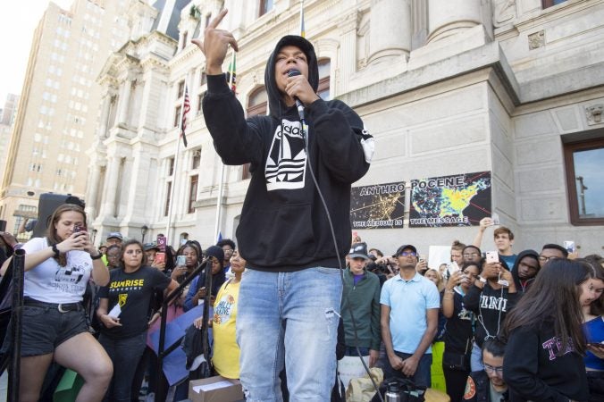 Rapper Bars of Steel entertains the crowd. (Jonathan Wilson for WHYY)