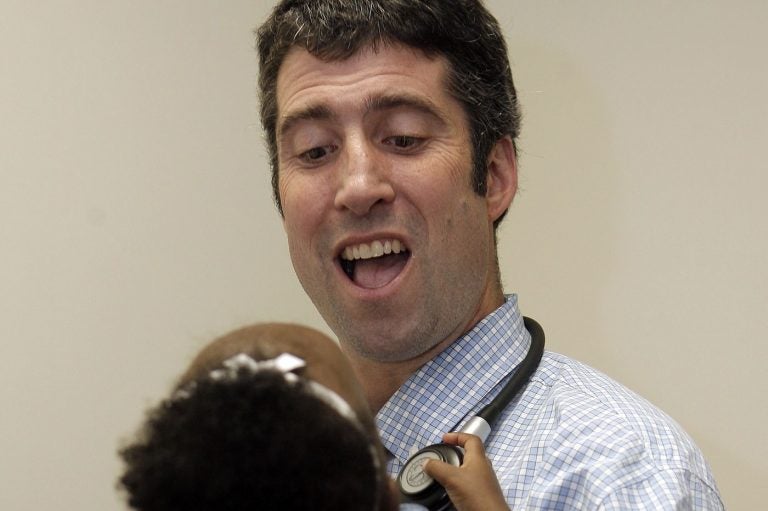 Doctor Daniel Taylor interacting with patient. (Akira Suwa/The Philadelphia Inquirer)