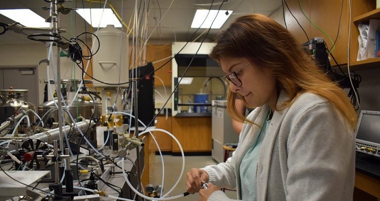 Buckenell chemistry senior Anna Islas connects a vaping device to a hose for testing. (Brett Sholtis/Transforming Health)