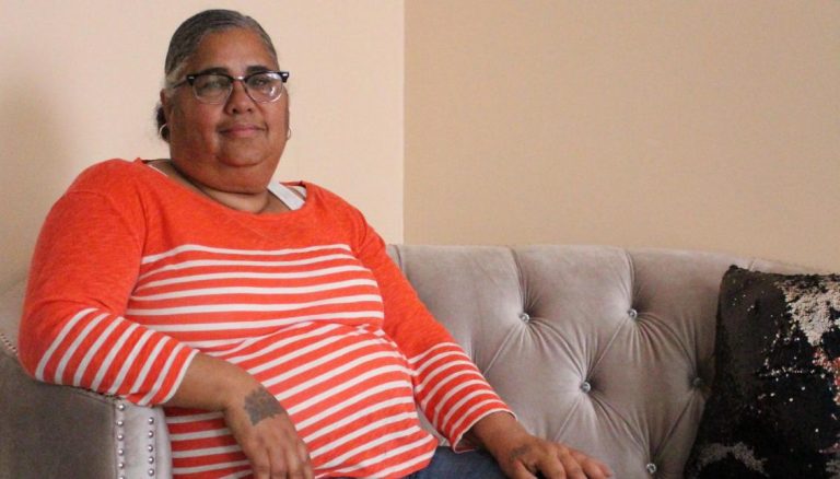 Ramona Hieye in her living room at her home in North Philadelphia. (Vanessa Dávila/AL DIA News)