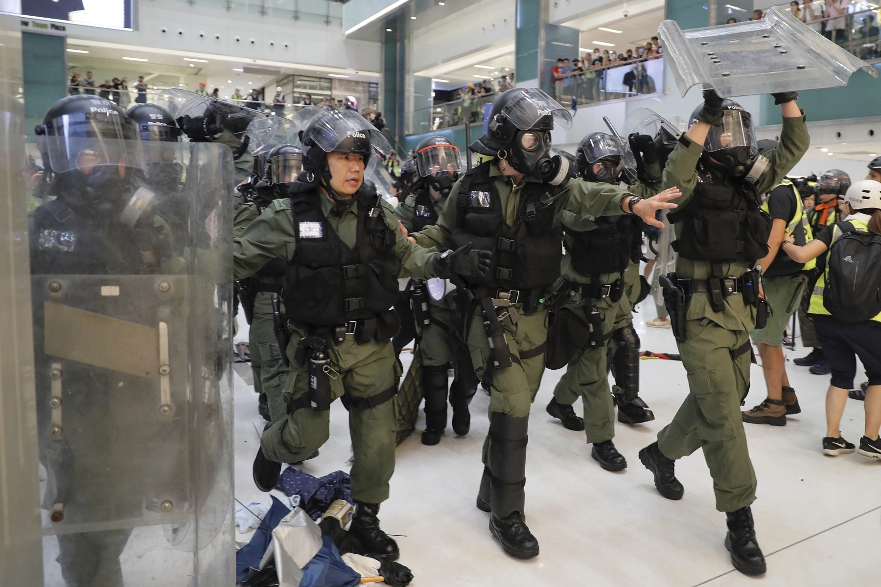 Riot policemen move in to clear the protesters inside a mall in Hong Kong on July 14(AP Photo/Kin Cheung)