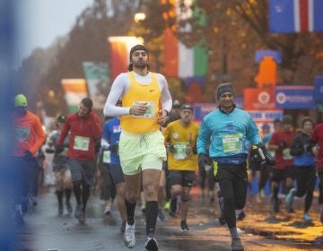 Runners head down the Benjamin Franklin Parkway at the start of the 2019 Philadelphia Marathon, which is coming back this weekend after last year's Covid-19 hiatus.(Jonathan Wilson for WHYY)