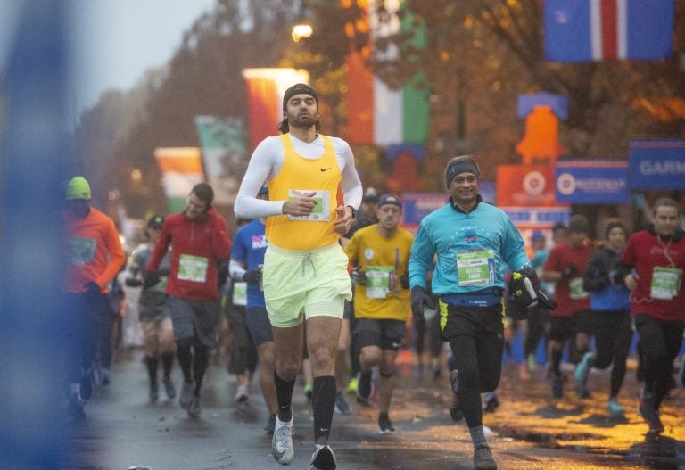 Runners head down the Benjamin Franklin Parkway at the start of the 2019 Philadelphia Marathon, which is coming back this weekend after last year's Covid-19 hiatus.(Jonathan Wilson for WHYY)