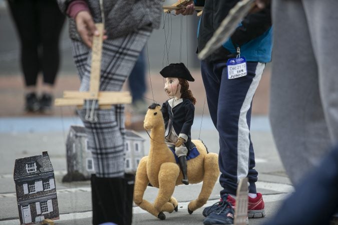 A “mini” historical look at Trenton's role in the Revolutionary War through a puppet show at Warren Street Plaza in Trenton, N.J. (Miguel Martinez for WHYY)