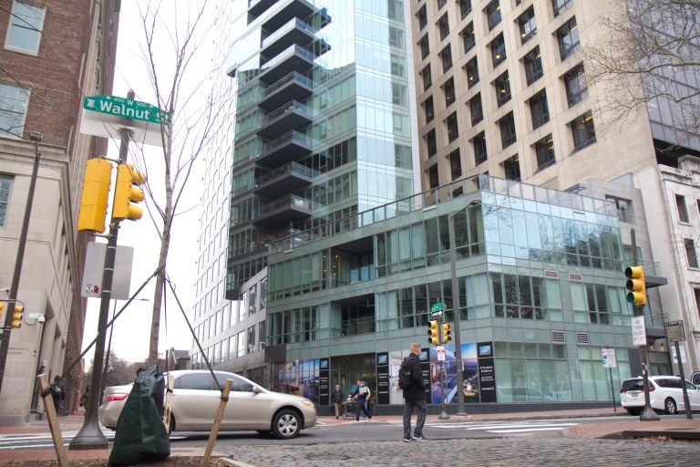 The 500 Walnut condos at 5th and Walnut Streets. (Kimbelry Paynter/WHYY)