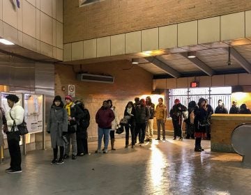 Long lines plagued the SEPTA kiosks at the 46th Street MFL stop on Monday morning. (Layla A. Jones/Billy Penn)