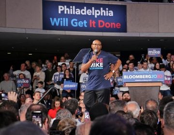 Former Philadelphia Mayor Michael Nutter warms up the crowd at the National Constitution Center for Democratic Presidential candidate Michael Bloomberg. (Emma Lee/WHYY)
