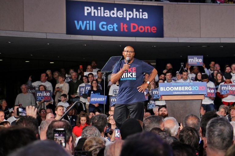 Former Philadelphia Mayor Michael Nutter warms up the crowd at the National Constitution Center for Democratic Presidential candidate Michael Bloomberg. (Emma Lee/WHYY)