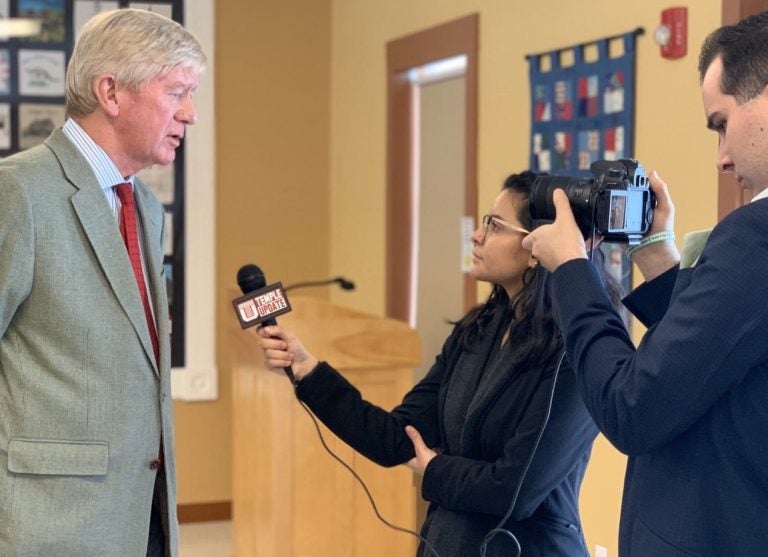 Temple students Luisa Suarez and Conall Smith (right) interviewing former Mass. Gov. Bill Weld in New Hampshire. (Kenneth Cooper)