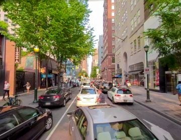 Pedestrians weaving in and out of traffic is a common sight on Chestnut Street in Center City. (Mark Henninger/Imagic Digital)