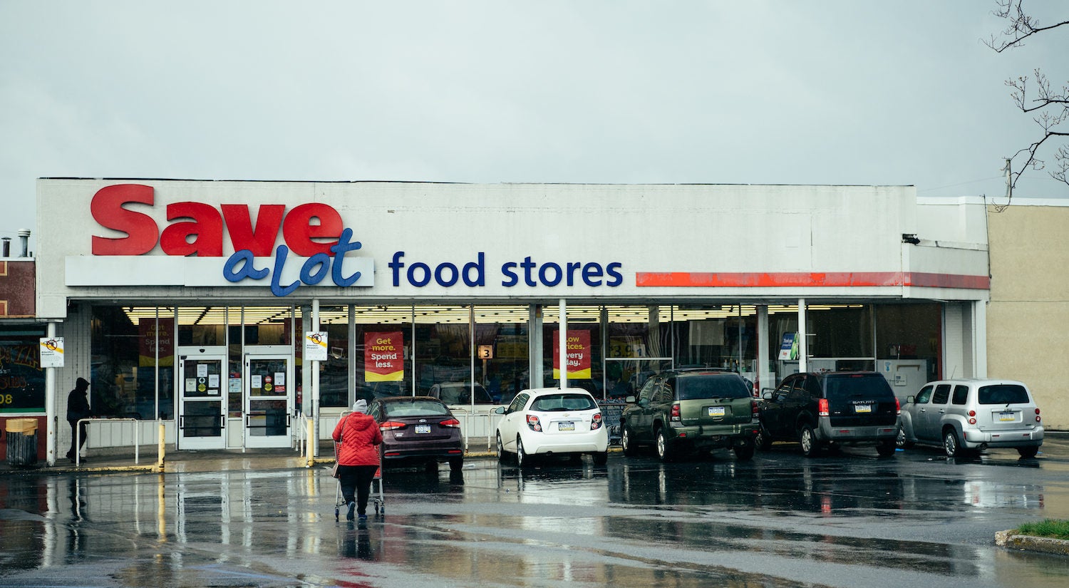 A grocery store in Harrisburg on a rainy Monday during the pandemic. (Dani Fresh for Keystone Crossroads)