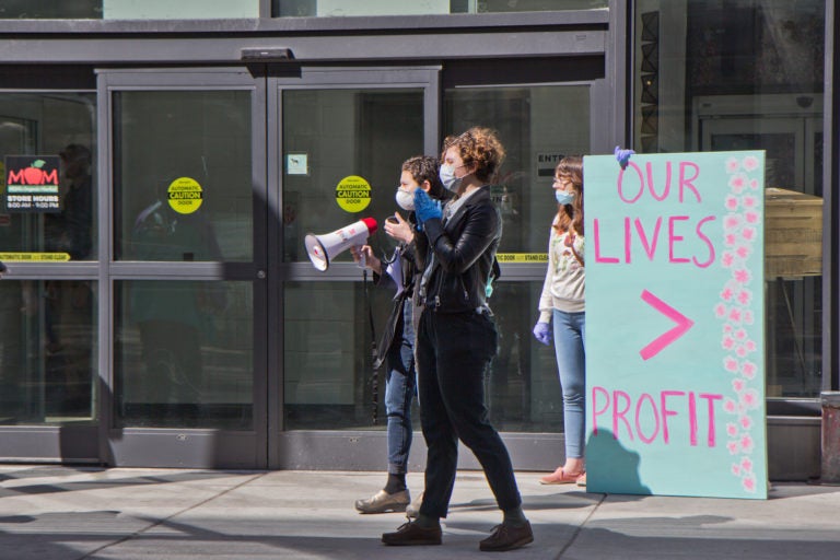 Employees at MOM’s Organic Market in Center City Philadelphia say their concerns about sanitation have been ignored.(Kimberly Paynter/WHYY)