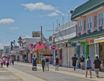 Games and surf shops were shuttered in Wildwood on the Saturday of Memorial Day weekend. (Kimberly Paynter/WHYY)