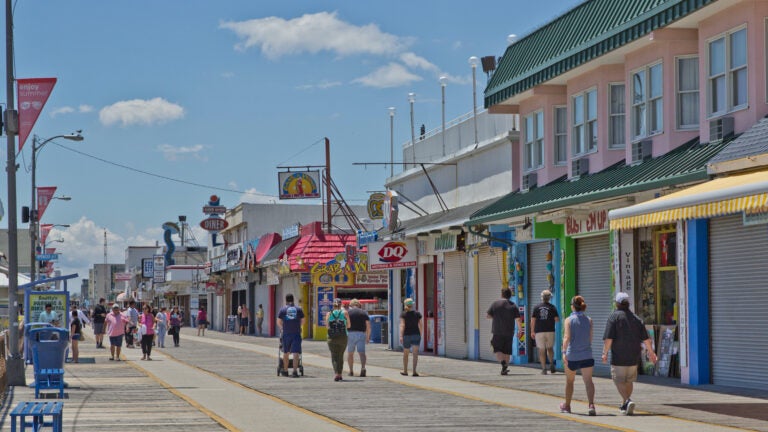 Games and surf shops were shuttered in Wildwood on the Saturday of Memorial Day weekend. (Kimberly Paynter/WHYY)