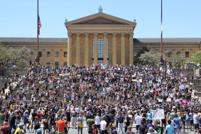 The crowd at the Art Museum continues to grow, protesting the police violence that killed George Floyd in Minneapolis. (Emma Lee/WHYY)