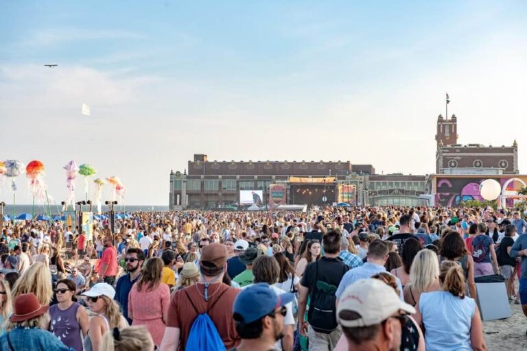 The scene at the 2019 Sea.Hear.Now Festival in Asbury Park, New Jersey. (Courtesy of Robert Siliato Photography)