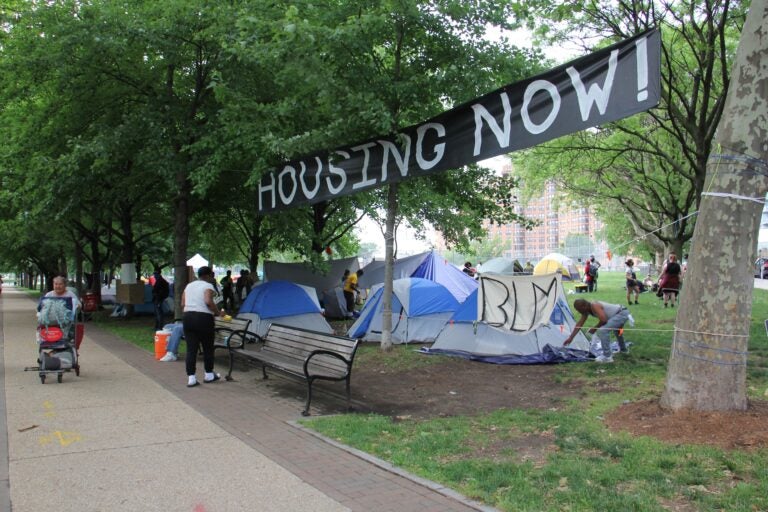 A growing homeless encampment at 22nd Street and the Ben Franklin Parkway is actually a protest against a law that prohibits camping on public property. (Emma Lee/WHYY)