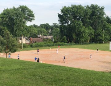 A youth baseball team practices this week in Pike Creek. (Cris Barrish/WHYY)