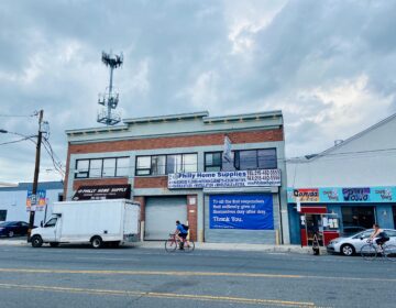 The owners of 2031 Washington Ave. plan to put a four-story residential complex atop the existing commercial building. (PlanPhilly staff)