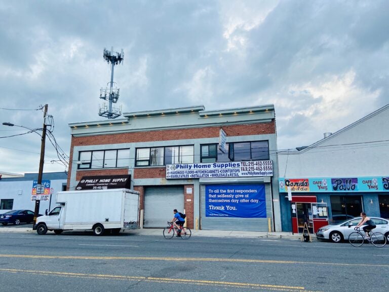 The owners of 2031 Washington Ave. plan to put a four-story residential complex atop the existing commercial building. (PlanPhilly staff)