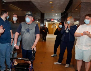 COVID-19 patient Stephen Donelson is applauded by family and health care professionals