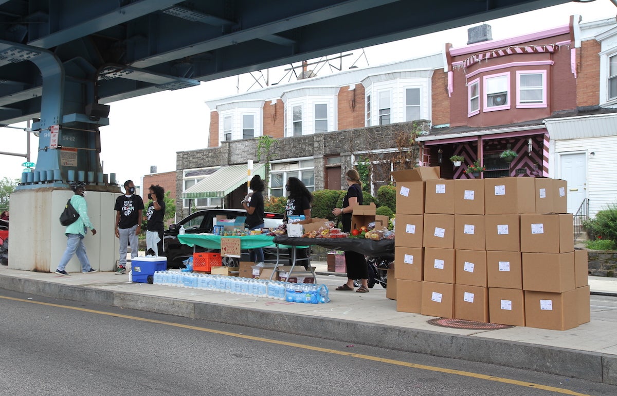 Volunteers give away food to families affected by the pandemic.