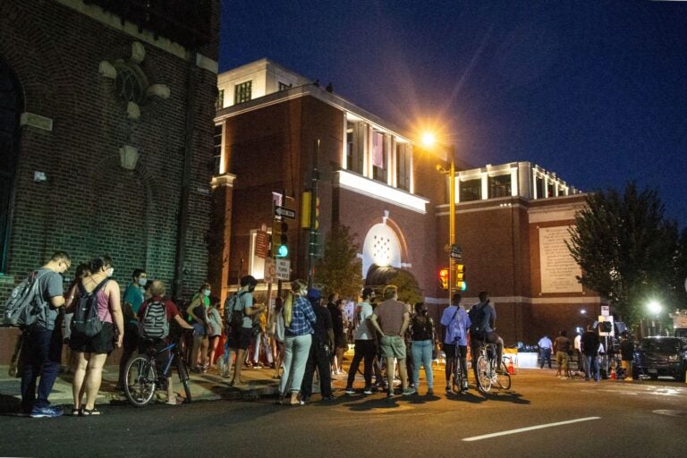 About 200 people eager to catch a glimpse of President Obama gathered outside the Museum of the American Revolution Wednesday night. (Kimberly Paynter/WHYY)