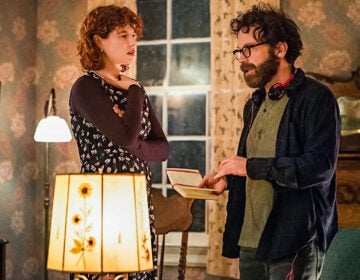 Director Charlie Kaufman talking to actress Jessie Buckley