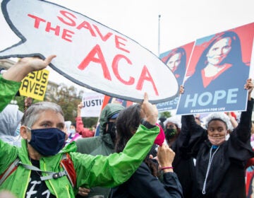 Supporters and opponents of the confirmation confront each other in front of the Supreme Court.