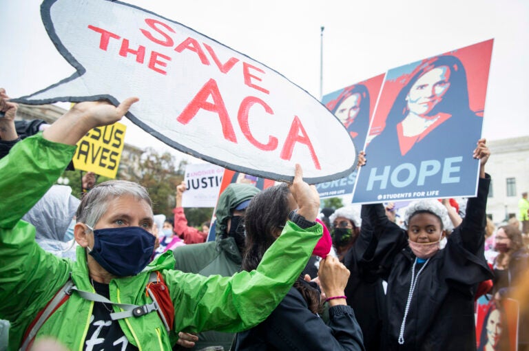 Supporters and opponents of the confirmation confront each other in front of the Supreme Court.