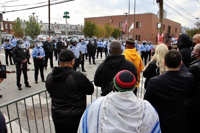 Protesters and police gather after the killing of Walter Wallace. (Emma Lee / WHYY)