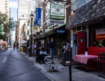 Oscar's Tavern has outdoor seating on Sansom Street in Center City. (Kimberly Paynter/WHYY)