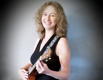 Musician Lisa Lerman holding a ukulele