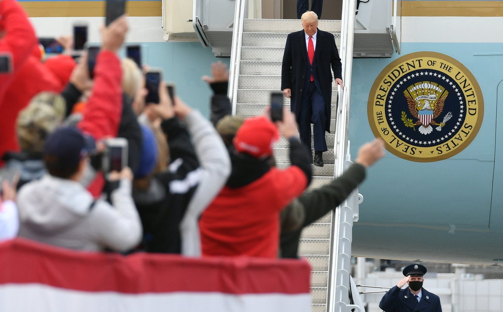 Trump arrives Sunday to speak at a campaign rally