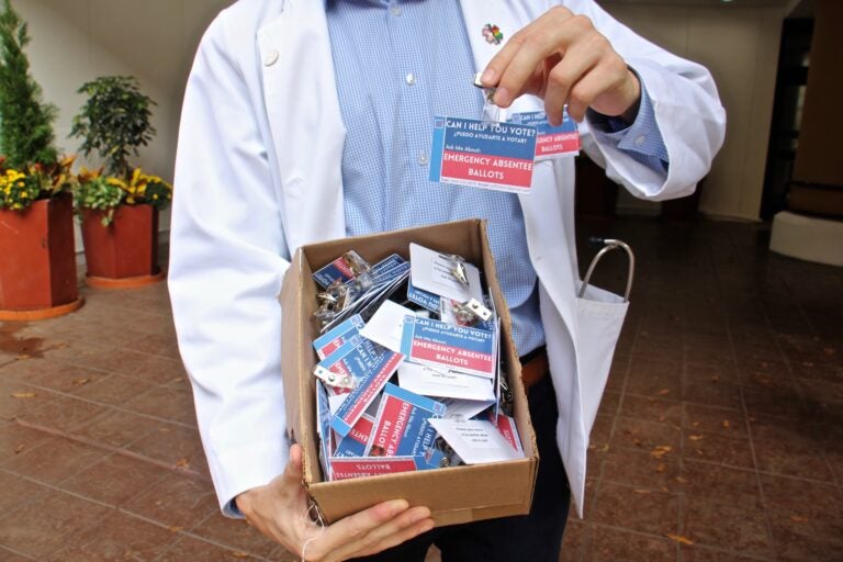 Jefferson University medical students are making sure that patients have an opportunity to vote. (Emma Lee/WHYY)