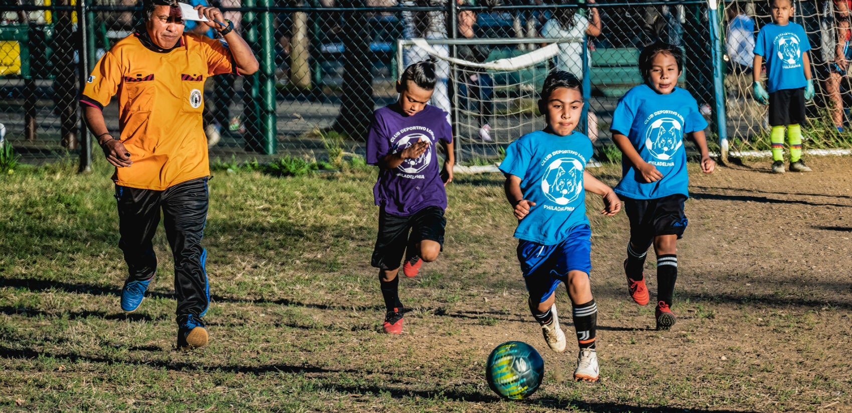 Luis is committed to developing the talent of young soccer players who might otherwise have limited access to training opportunities. |Luis está comprometido con desarrollar el talento de los jugadores de fútbol jóvenes que de otra manera tendrían acceso limitado a las oportunidades de entrenamiento. (Photo by Eugenio Salas for WHYY)