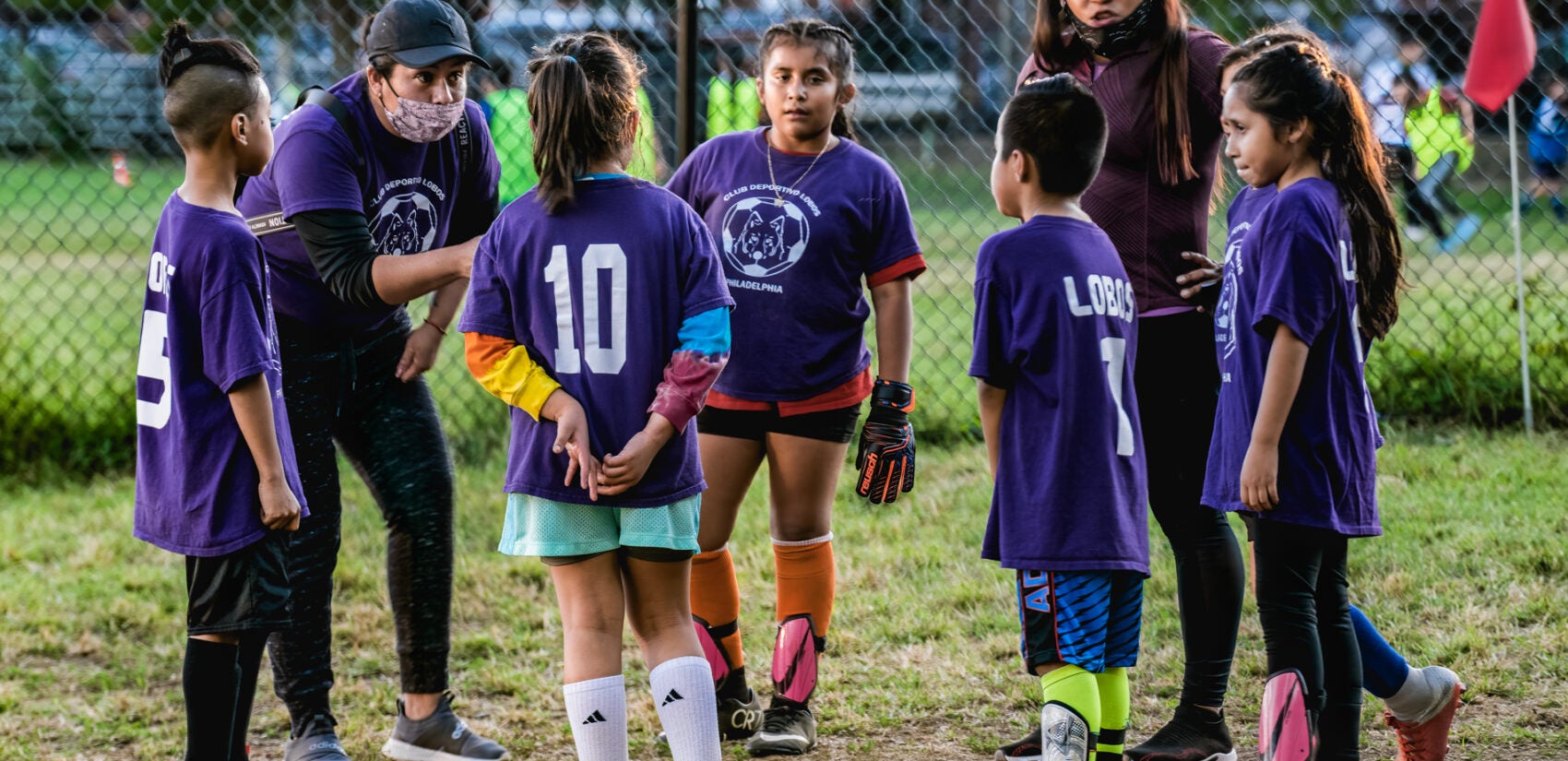 The players’ parents volunteer as coaches. Here, two mothers coach one of the teams. | Los padres de los jugadores se ofrecen como entrenadores voluntarios. Aquí, dos madres entrenan a uno de los equipos. (Photo by Eugenio Salas for WHYY)