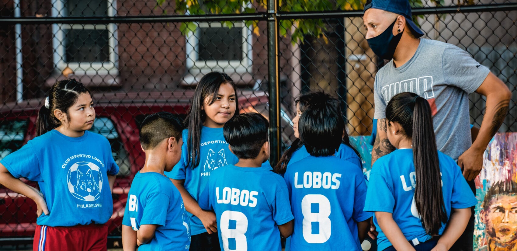 In contrast to the tradition in soccer, the league’s teams are mixed-gender. | En contraste con la tradición en el fútbol, ​​los equipos de la liga son mixto con hembras y varones. (Photo by Eugenio Salas for WHYY)