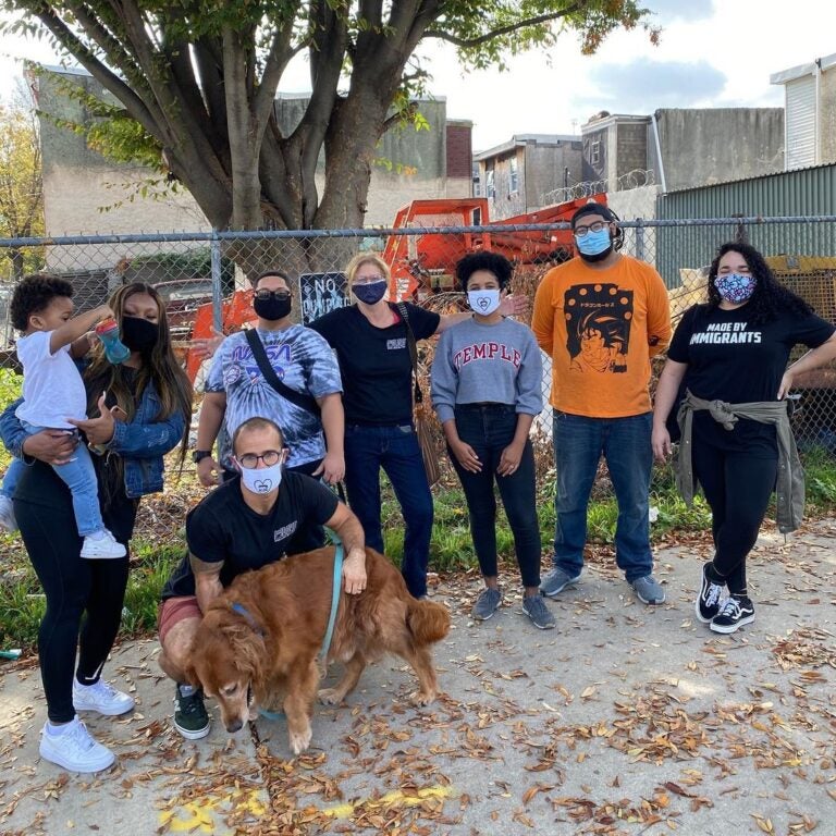 We Love Philly founder Carlos Aponte meets with Fairhill residents in October. (Instagram/@welovephilly) 