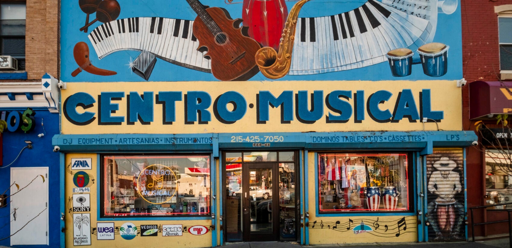 Centro Musical, located in the heart of El Bloque de Oro, is a music shop and gathering for Latinos in the community. | Centro Musical en el corazón de El Bloque de Oro, es una tienda de música y un encuentro para latinos en la comunidad. (Photo by Bernardo Morillo for WHYY)