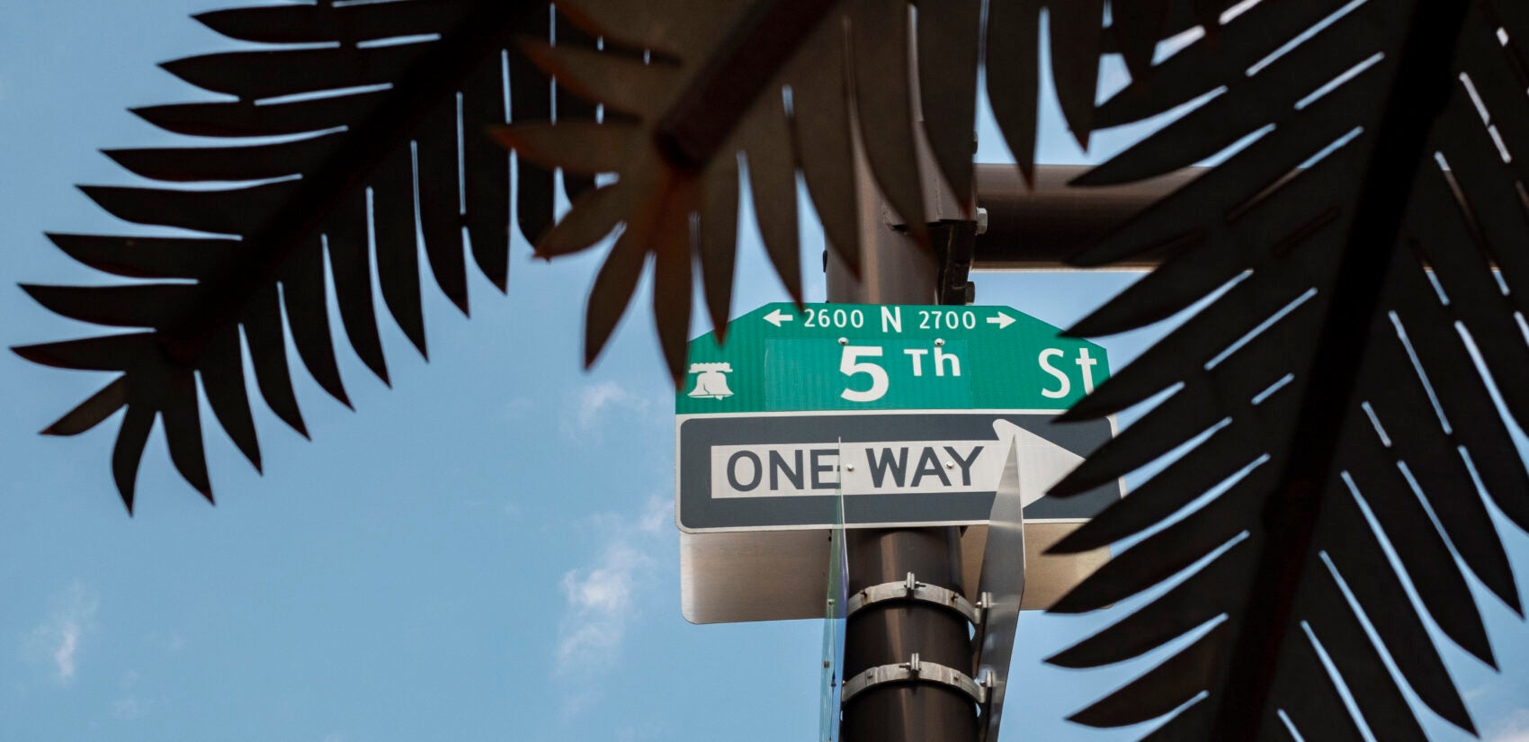 Steel palm trees line the Bloque de Oro. | Palmeras de acero bordean el Bloque de Oro. (Photo by Eugenio Salas for WHYY)