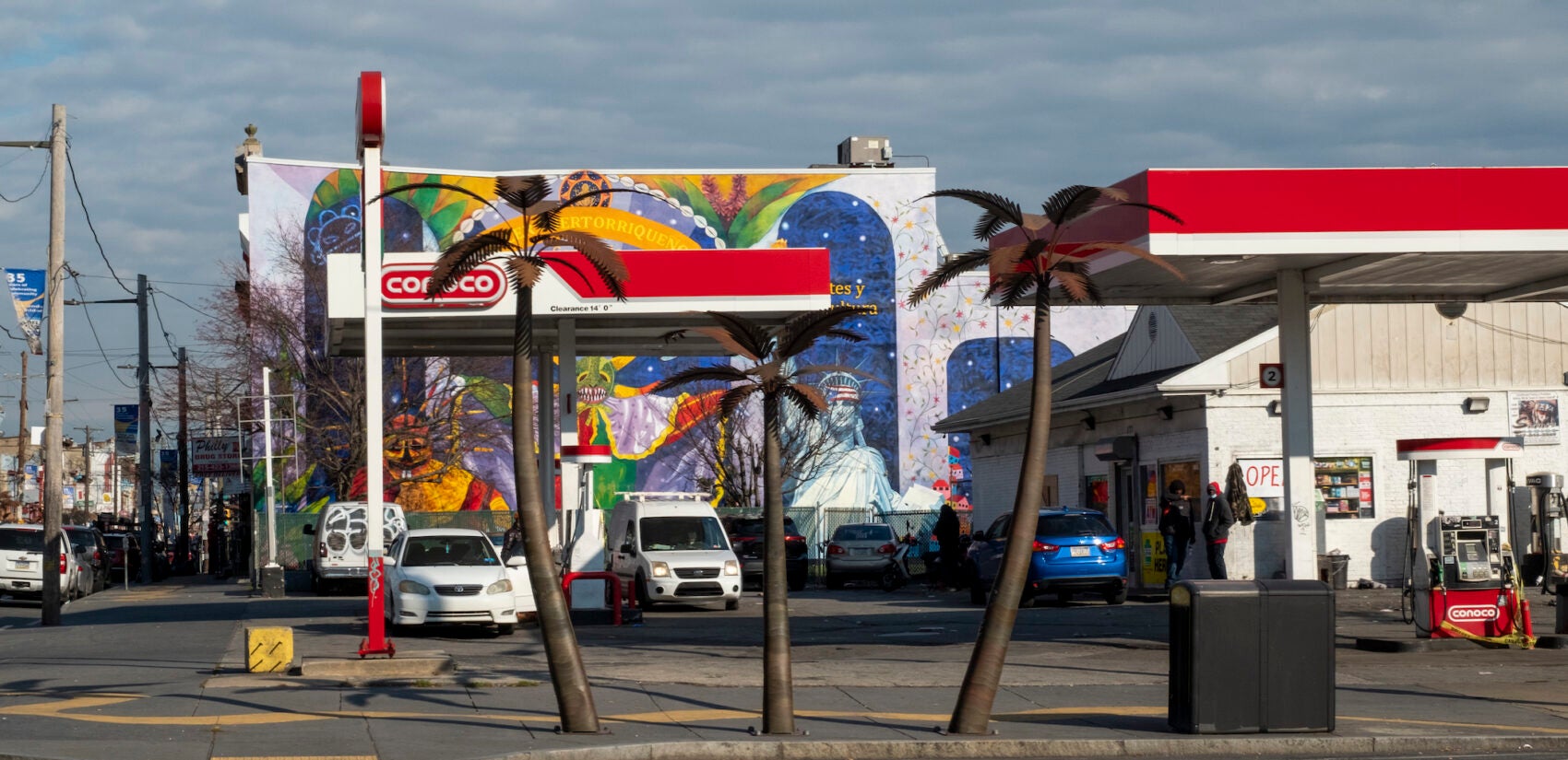 Taller Puertoriqueño sits on 5th street, right across the street from a 47 bus stop. | Taller Puertoriqueño se encuentra en la calle 5, enfrente de la parada de el 47. (Photo by Bernardo Morillo for WHYY)