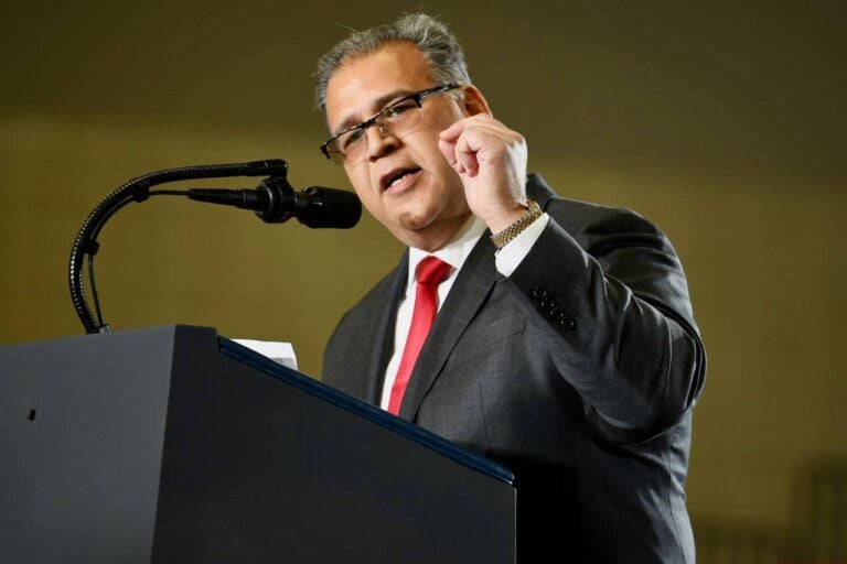 New Jersey GOP chairman Doug Steinhardt speaks to an audience