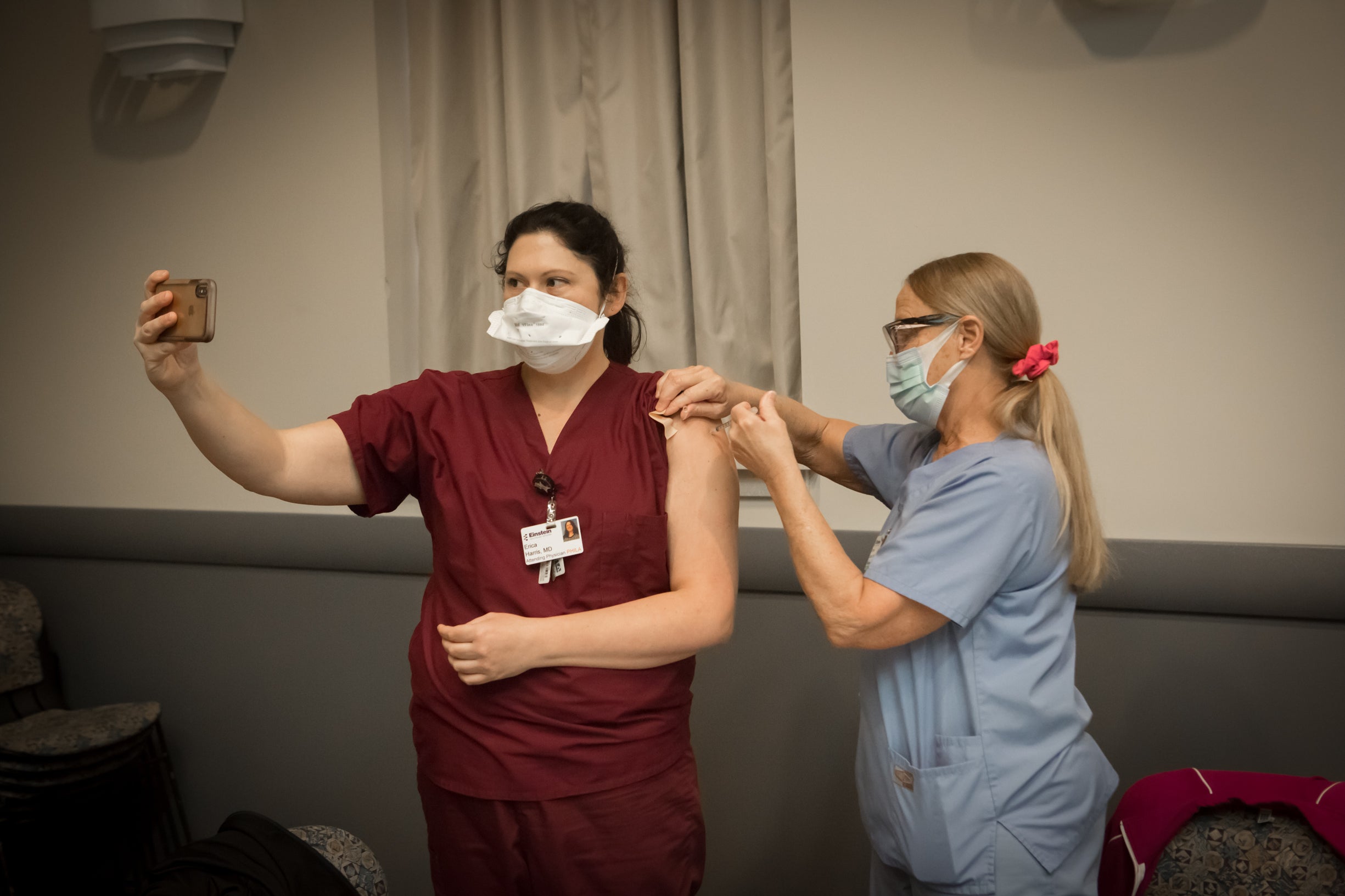 Erica Harris of Einstein Medical Center takes a selfie while receiving her first COVID-19 shot. (Wesley Hilton/Einstein Medical Center)