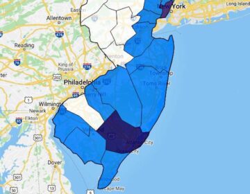 Colors on the map indicate the number of housing units likely to be flooded: dark blue = 2,141 or more, dark lavender = 1,071 – 2,140, medium blue = 1 – 1,070, white = 0. (Climate Central)