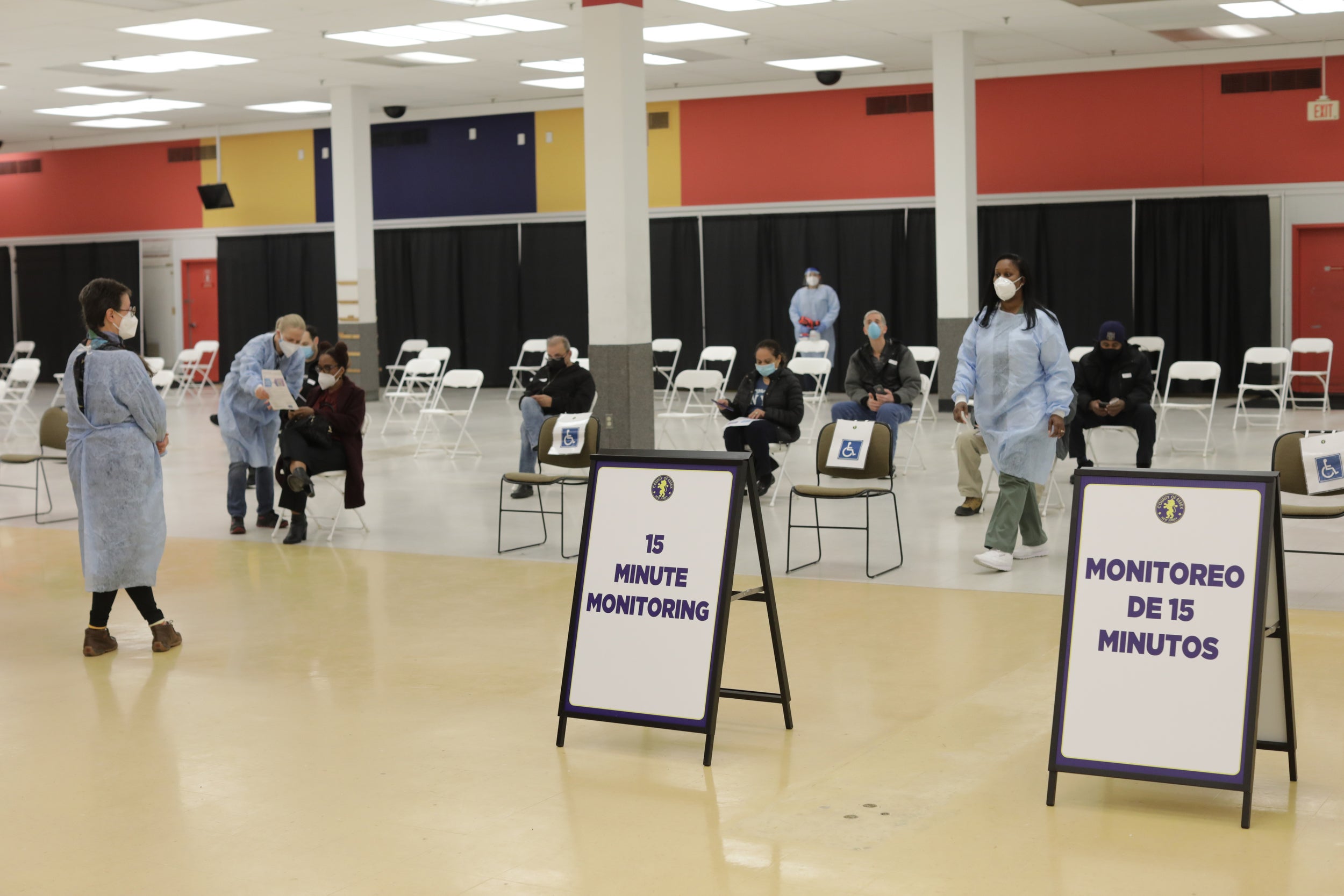 Health care workers station te Essex County Vaccination Site